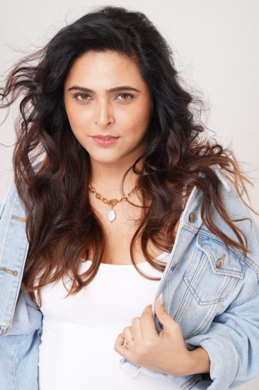 मधुरिमा तुली की सादगी में डेनिम लुक का कमाल