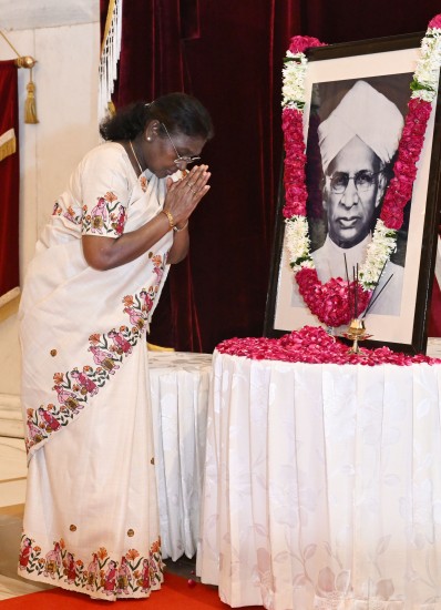 भारत की राष्ट्रपति ने डॉ. सर्वपल्ली राधाकृष्णन की जयंती पर उन्हें पुष्पांजलि अर्पित की: राष्ट्रपति सचिवालय