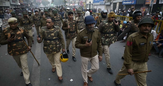 VIDEO: BREAKING NEWS: CAA Lucknow Protest: प्रदर्शनकारियों पर पुलिस की बड़ी कार्रवाई