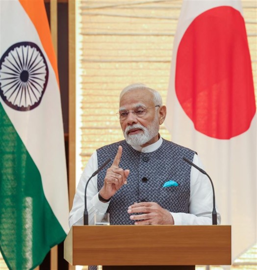 जापान के प्रधानमंत्री के साथ संयुक्त प्रेस वक्तव्य के दौरान प्रधानमंत्री का प्रेस वक्तव्य और YouTube पर सजीव प्रसारण: प्रधानमंत्री कार्यालय