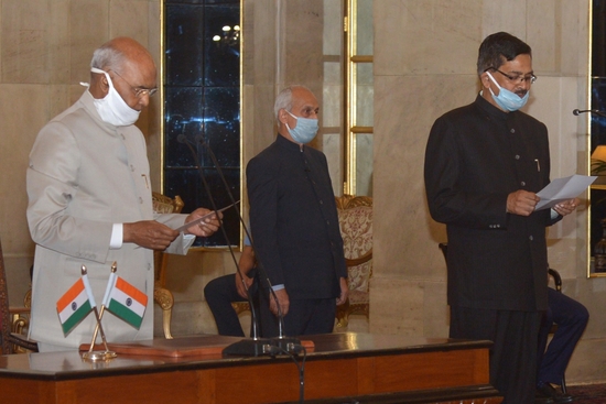 श्री संजय कोठारी को केंद्रीय सतर्कता आयुक्त के पद पर राष्ट्रपति ने दिलाई शपथ: राष्ट्रपति सचिवालय