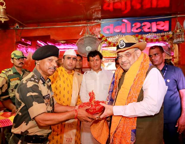 केन्द्रीय गृह एवं सहकारिता मंत्री श्री अमित शाह ने अपनी राजस्थान यात्रा के दूसरे दिन आज जैसलमेर में सीमा पर्यटन विकास कार्यक्रम के अंतर्गत श्री तनोट मंदिर कॉम्प्लेक्स परियोजना का शिलान्यास और भूमिपूजन किया