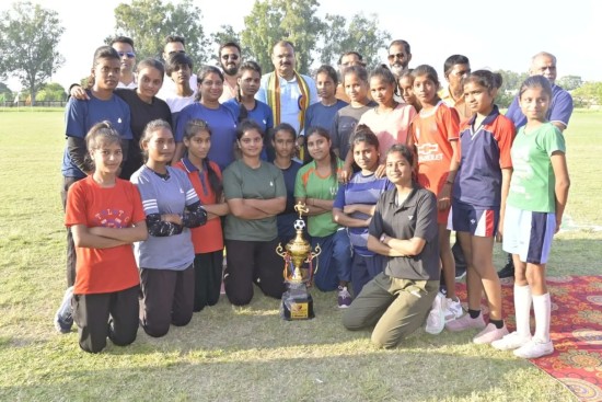संजय सिंह गंगवार, राज्यमंत्री (उ.प्र.) ने फुटबॉल लीग 2022 के फाइनल में विजेता रही पीलीभीत की पुरुष टीम एवं नेशनल फुटबॉल प्रतियोगिता जीतने वाली पीलीभीत की महिला फुटबॉल टीम को  पुरस्कार देकर सम्मानित किया और सभी खिलाड़ियों का उत्साहवर्धन किया 