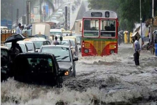 मुंबई में फिर से मूसलाधार बारिश, लोकल ट्रेन, सड़क यातायात बुरी तरह प्रभावित