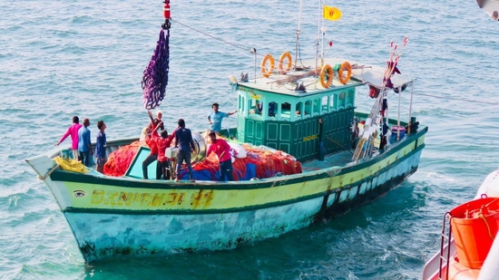 भारतीय नौसेना का युद्धपोत समुद्र में फंसे मछुआरों की मदद कर रहा है    
