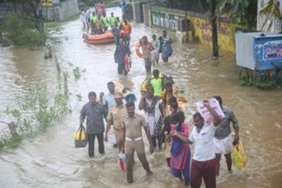 केरल में भारी बारिश से विभिन्न बांधों में जलस्तर बढ़ा, कई सड़कें जलमग्न 