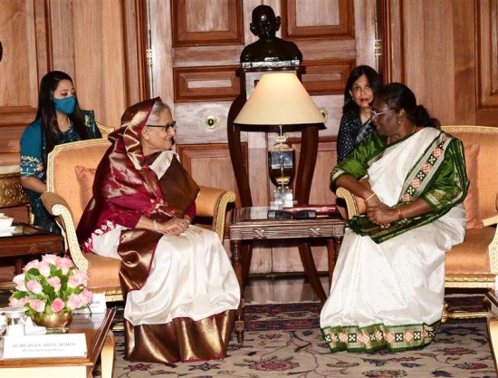 बांग्लादेश की प्रधानमंत्री ने राष्ट्रपति से भेंट की