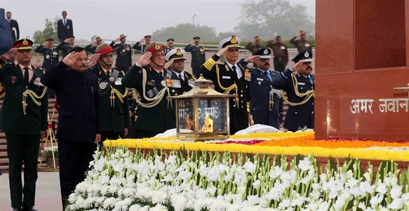 16 दिसम्बर- विजय दिवस: आयुष राज्य मंत्री (स्वतंत्र प्रभार) और रक्षा, श्री पद येसो नाइक और तीनों सेनाध्यक्षों ने दी श्रद्धांजलि 