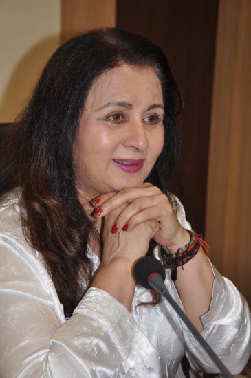 ग्लैमर के पीछे का सच सामने आता है सोनम ढिल्लों