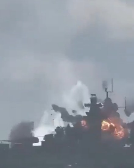 IRAN WAR ब्रेकिंग: ईरान ने होर्मुज जलडमरूमध्य से गुजरने की कोशिश कर रहे अमेरिकी नौसेना के युद्धपोत पर हमला किया है।