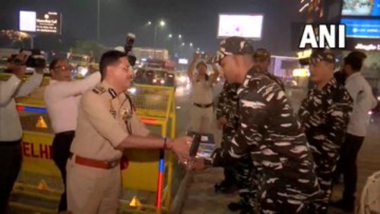 पुलिस आयुक्त संजय अरोड़ा ने राष्ट्रीय राजधानी के विभिन्न हिस्सों में ड्यूटी पर तैनात पुलिस कर्मियों से मुलाकात की और उनके बीच मिठाई बांटी