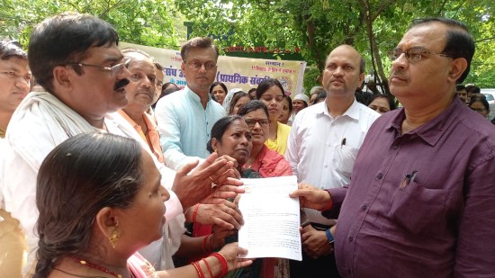उत्तर प्रदेश: 'डिजिटाइजेशन / ऑनलाइन उपस्थिति आदेश' के विरोध में राष्ट्रीय शैक्षिक महासंघ ने मुख्यमंत्री को संबोधित ज्ञापन जिलाधिकारी को सौंपा