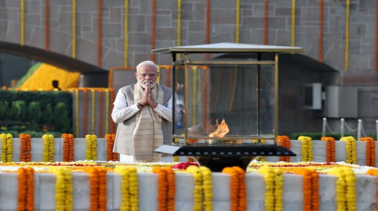 प्रधानमंत्री ने महात्मा गांधी और लाल बहादुर शास्त्री को पुष्पांजलि अर्पित की: प्रधानमंत्री कार्यालय