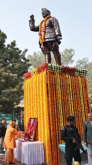 उत्तर प्रदेश: नेताजी सुभाष चंद्र बोस की पावन जयंती के अवसर पर नेताजी सुभाष चौक, हजरतगंज, लखनऊ में कार्यक्रम आयोजित