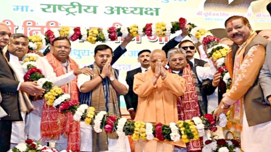 उत्तर प्रदेश: वृंदावन में CM योगी आदित्यनाथ ने रविवार को BJP के नवनिर्वाचित राष्ट्रीय अध्यक्ष नितिन नबीन संग प्रधानमंत्री के ‘मन की बात’ सुनी