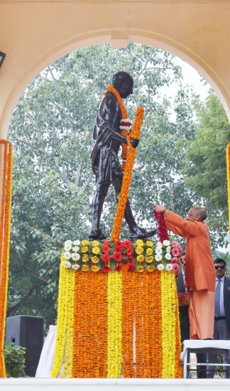 उत्तर प्रदेश: योगी आदित्यनाथ ने गांधी जी की प्रतिमा की स्थापना की और पुष्पांजलि अर्पित कर उन्हें भावभीनी श्रद्धांजलि दी