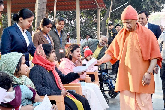 उत्तर परदेश: गोरखनाथ मंदिर परिसर, गोरखपुर में आज आयोजित जनता दर्शन में मुख्यमंत्री योगी आदित्यनाथ