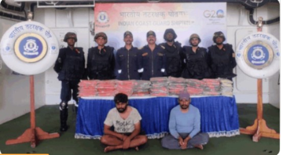 भारतीय तटरक्षक बल और एटीएस गुजरात ने 173 किलोग्राम मादक पदार्थ ले जा रही भारतीय मछली पकड़ने वाली नाव जब्त की; चालक दल के दो सदस्यों को गिरफ्तार किया: रक्षा मंत्रालय