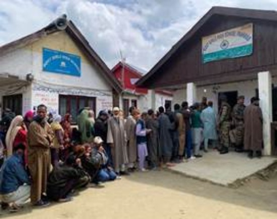 श्रीनगर संसदीय क्षेत्र में रात 8 बजे तक 36.58% मतदान दर्ज किया गया, जो कई दशकों में सबसे अधिक है: निर्वाचन आयोग
