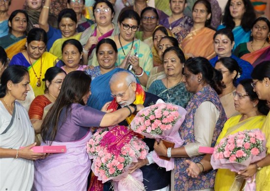 महिला सांसदों ने नारी शक्ति वंदन अधिनियम पारित होने के बाद प्रधानमंत्री से मुलाकात की: प्रधानमंत्री कार्यालय