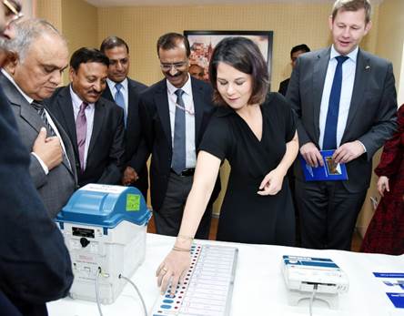 जर्मनी की विदेश मंत्री महामहिम सुश्री अन्नालीना बेयरबॉक ने भारत निर्वाचन आयोग का दौरा किया