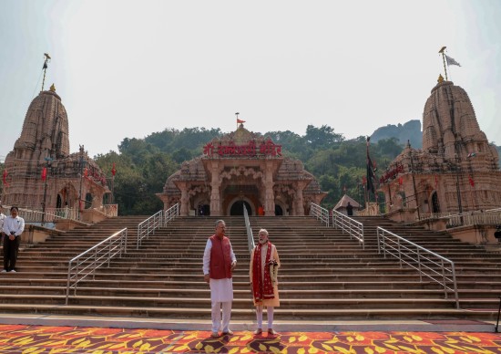 प्रधानमंत्री ने छत्तीसगढ़ के डोंगरगढ़ में मां बम्लेश्वरी की पूजा-अर्चना की: प्रधानमंत्री कार्यालय