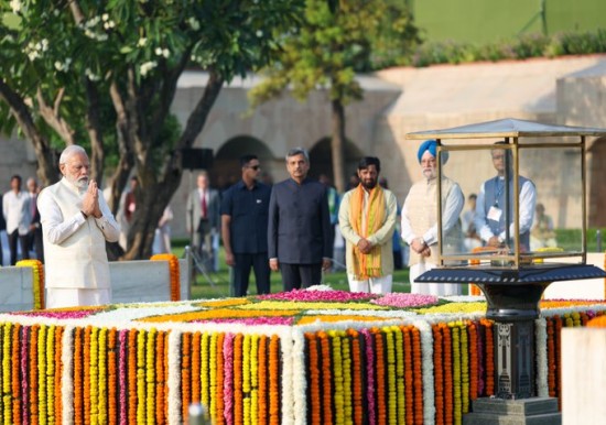 प्रधानमंत्री ने महात्मा गांधी की जयंती पर उन्हें नमन किया: प्रधानमंत्री कार्यालय