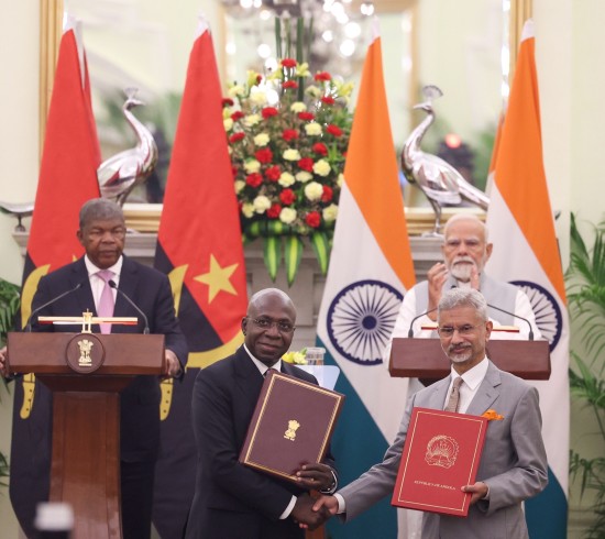 अंगोला के राष्ट्रपति के साथ संयुक्त प्रेस वक्तव्य के दौरान प्रधान मंत्री द्वारा दिया गया प्रेस वक्तव्य और YouTube पर सजीव प्रसारण: प्रधानमंत्री कार्यालय