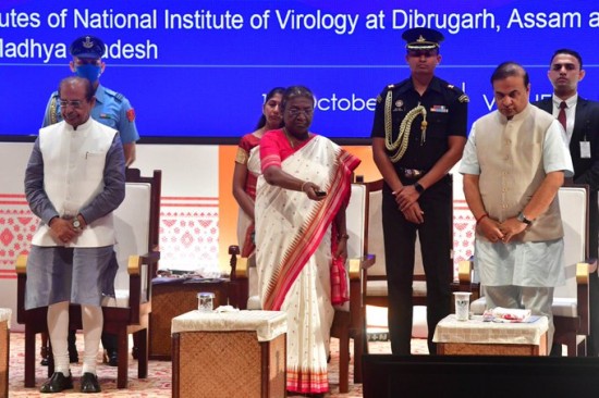 महामहिम राष्ट्रपति असम के दौरे पर: उच्च शक्ति वाले माइक्रोवेव घटकों के डिजाइन और विकास के लिए आईआईटी गुवाहाटी में सुपर कंप्यूटर सुविधा और प्रयोगशाला तथा धुबरी में मेडिकल कॉलेज एवं अस्पताल का उद्घाटन किया; एनआईवी के दो क्षेत्रीय संस्थानों का भी शिलान्‍यास किया 
