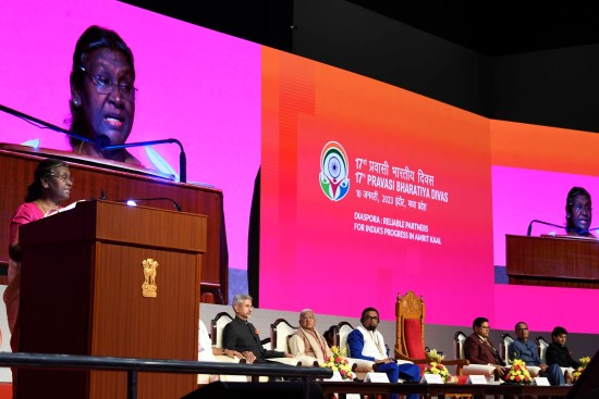 राष्ट्रपति श्रीमती द्रौपदी मुर्मु ने 17वें प्रवासी भारतीय दिवस सम्मेलन के दौरान सूरीनाम के राष्ट्रपति से मुलाकात की