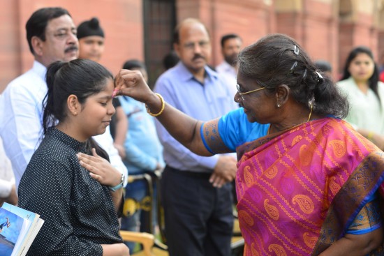 राष्ट्रपति भवन में विभिन्न स्कूलों और संगठनों के छात्रों और बच्चों से राष्ट्रपति द्रौपदी मुर्मू ने प्राप्त की होली की बधाई 