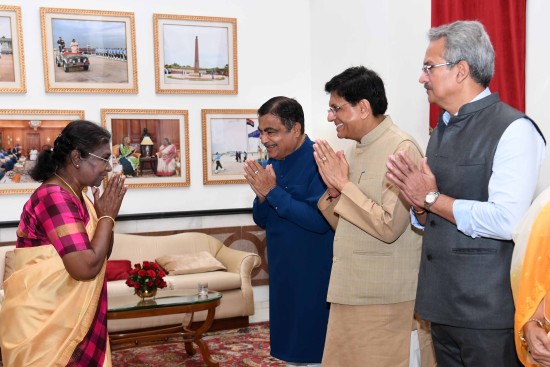 राष्ट्रपति द्रौपदी मुर्मू ने राष्ट्रपति भवन सांस्कृतिक केंद्र में नाश्ते के लिए उत्तर प्रदेश, उत्तराखंड, महाराष्ट्र, पंजाब, चंडीगढ़, लद्दाख के संसद सदस्यों की मेजबानी की