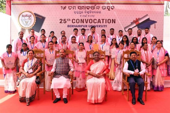 राष्ट्रपति श्रीमती द्रौपदी मुर्मु ने बरहामपुर विश्वविद्यालय के 25वें दीक्षांत समारोह में भाग लिया: राष्ट्रपति सचिवालय