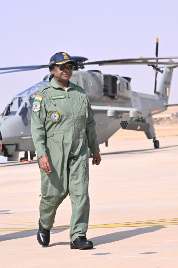 राष्ट्रपति ने जैसलमेर वायुसेना स्टेशन पर स्वदेशी हल्के लड़ाकू हेलीकॉप्टर प्रचंड में उड़ान भरी: राष्ट्रपति सचिवालय