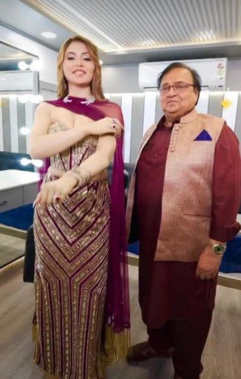 राकेश बेदी और उर्वशी रौतेला की जोड़ी ने इंटरनेट पर मचाया धमाल