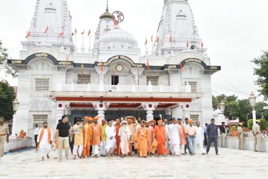 मुख्य मंत्री योगी ने शोभायात्रा के पश्चात रामलीला मैदान में मर्यादा पुरुषोत्तम भगवान श्री राम व माता जानकी के प्रतीक स्वरूपों का तिलक-वंदन कर उनका अभिषेक किया