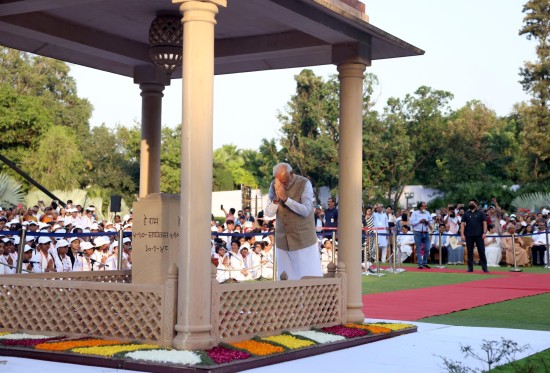 प्रधानमंत्री ने महात्मा गांधी को उनकी जयंती पर नमन किया
