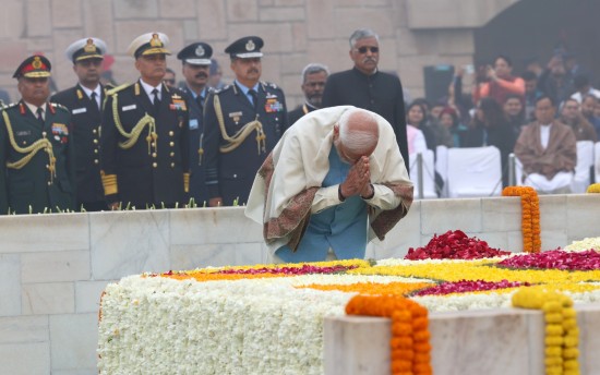 प्रधानमंत्री ने महात्मा गांधी की पुण्य तिथि पर उन्हें श्रद्धा-सुमन अर्पित किए: प्रधानमंत्री कार्यालय