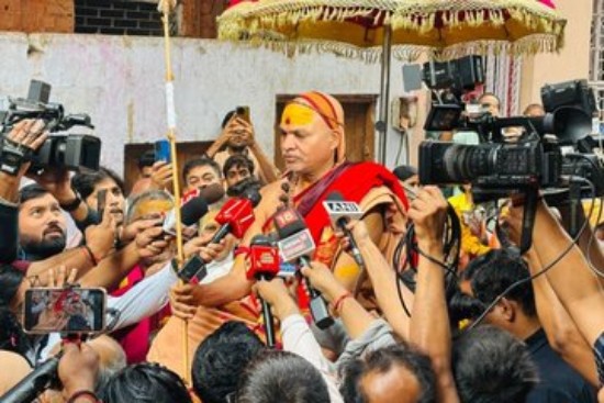 गौपूजन के साथ संकल्पित शंकराचार्य जी धर्मयुद्ध शंखनाद हेतु लखनऊ रवाना 