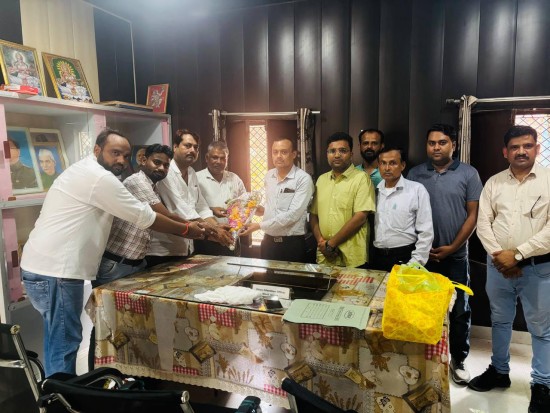 उत्तर प्रदेश: नवागंतुक बीईओ से राष्ट्रीय शैक्षिक महासंघ ने की शिष्टाचार भेंट, पुष्पगुच्छ सौंप किया स्वागत